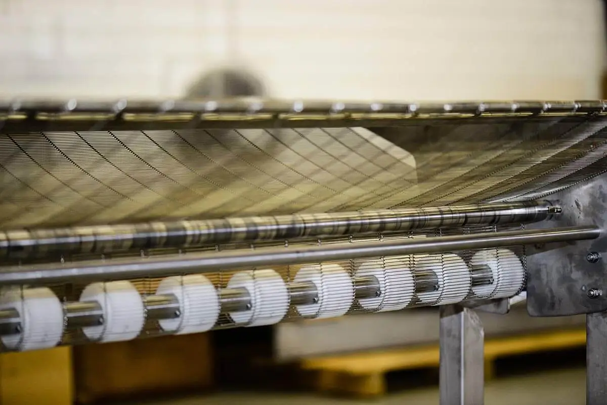 Convoyeur agroalimentaire à grille métallique